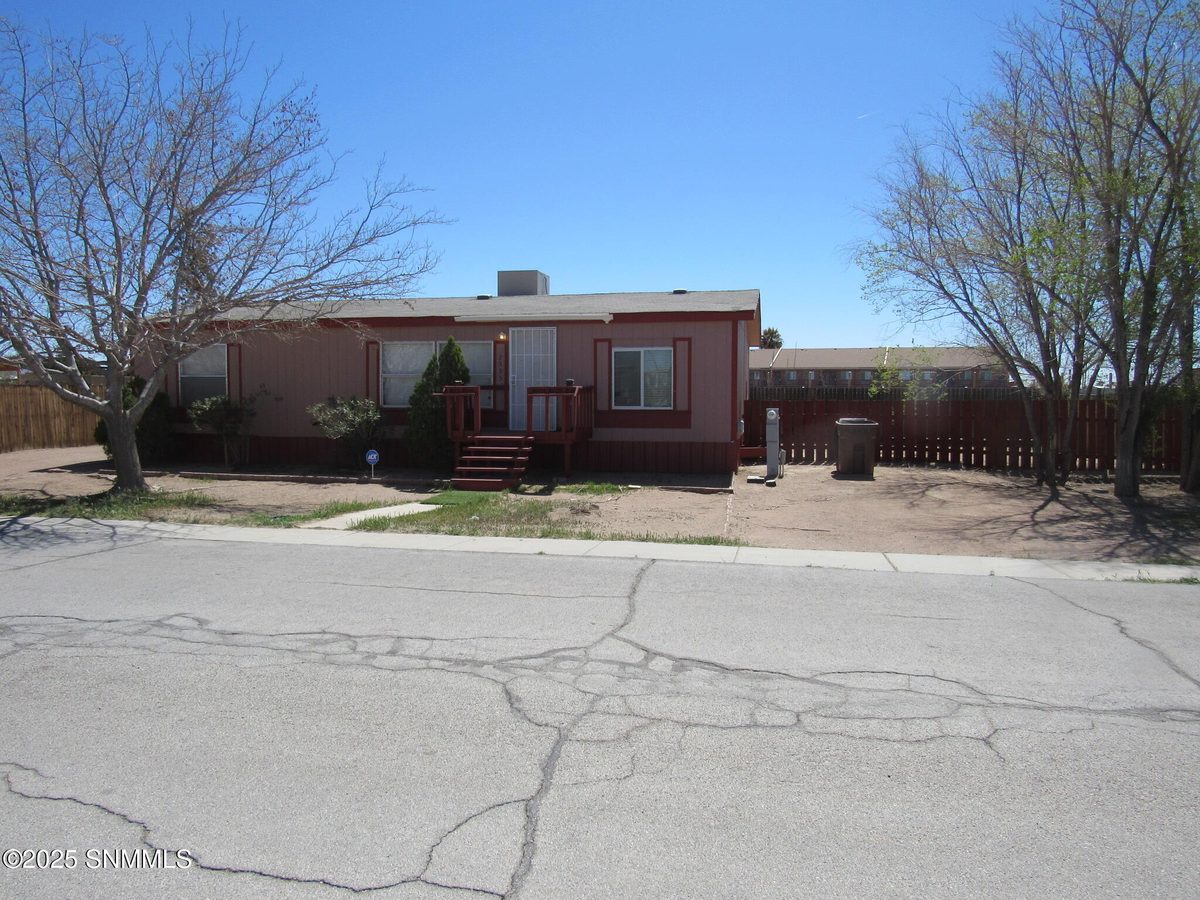 2555 Primavera Street, Las Cruces, NM 88005 photo 1