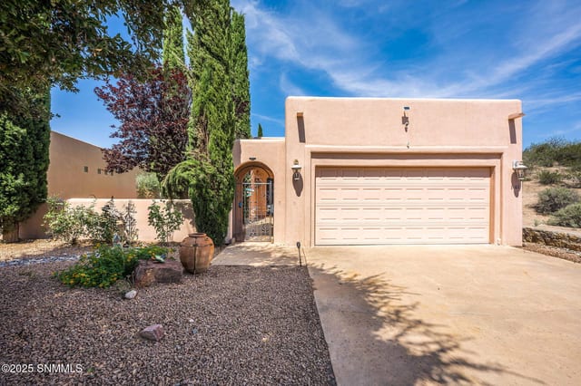 1561 Fairway Village Drive, Las Cruces, NM – 3 bedroom, 1,907 sqft single family residence for sale at $359,000