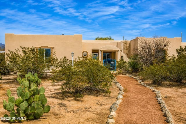 4300 Diamondback Drive, Las Cruces, NM – 5 bedroom, 3,106 sqft single family residence for sale at $579,000