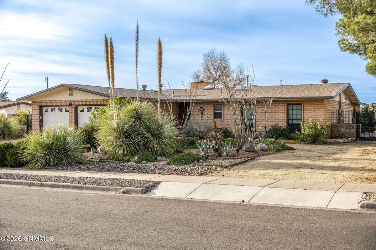 2303 Uranus Avenue, Las Cruces, NM 88012 photo 1