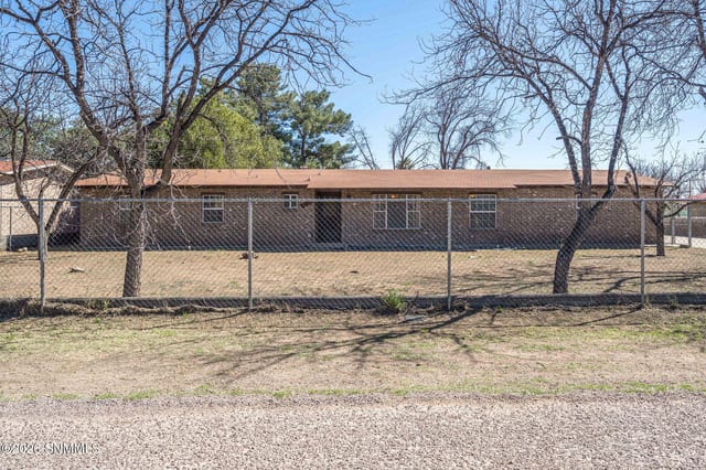 340 Clover Drive, Las Cruces, NM – 3 bedroom, 2,448 sqft single family residence for sale at $305,000
