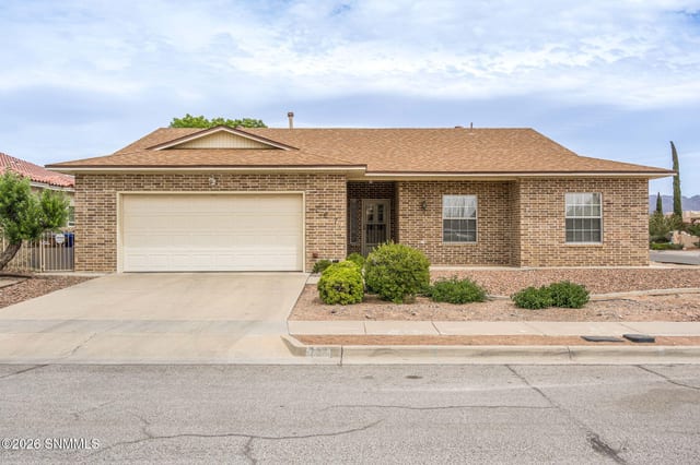 727 Mesa Point Road, Las Cruces, NM – 3 bedroom, 2,056 sqft single family residence for sale at $370,000