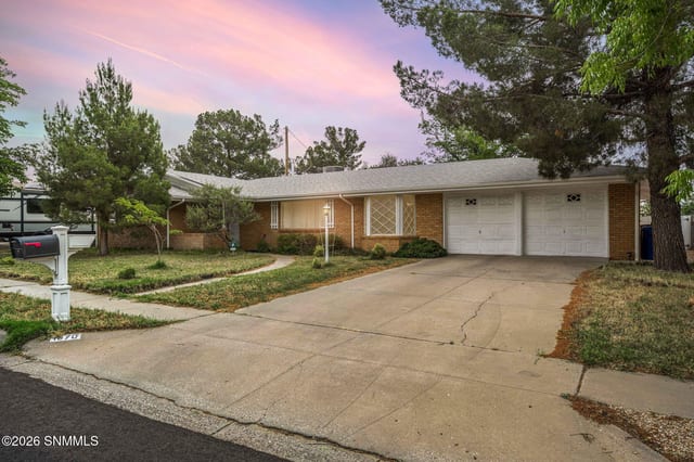 1670 Valencia Drive, Las Cruces, NM – 3 bedroom, 1,881 sqft single family residence for sale at $299,000
