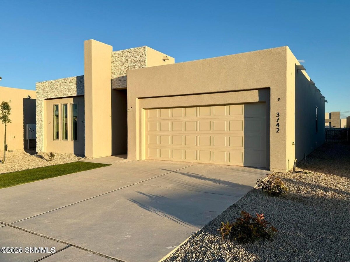 3742 Daybreak Street, Las Cruces, NM 88012 photo 1