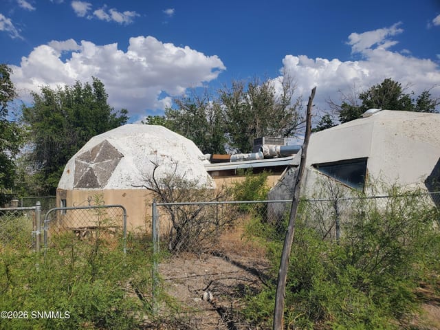 13882 N Valley Drive, Las Cruces, NM – 1 bedroom, 1,231 sqft single family residence for sale at $129,000