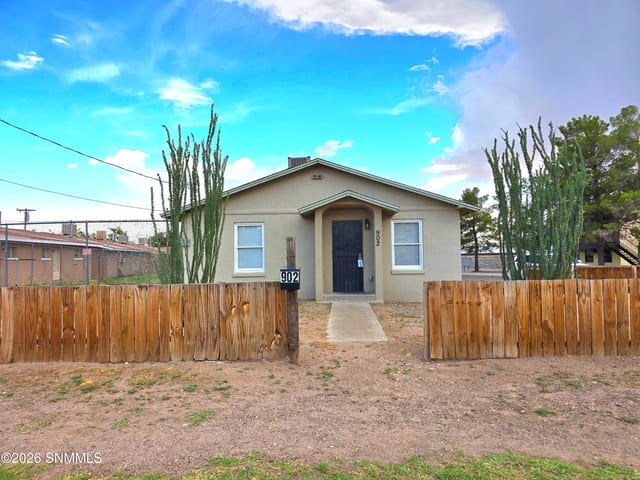 902 Foster Road, Las Cruces, NM – 2 bedroom, 810 sqft single family residence for sale at $176,885