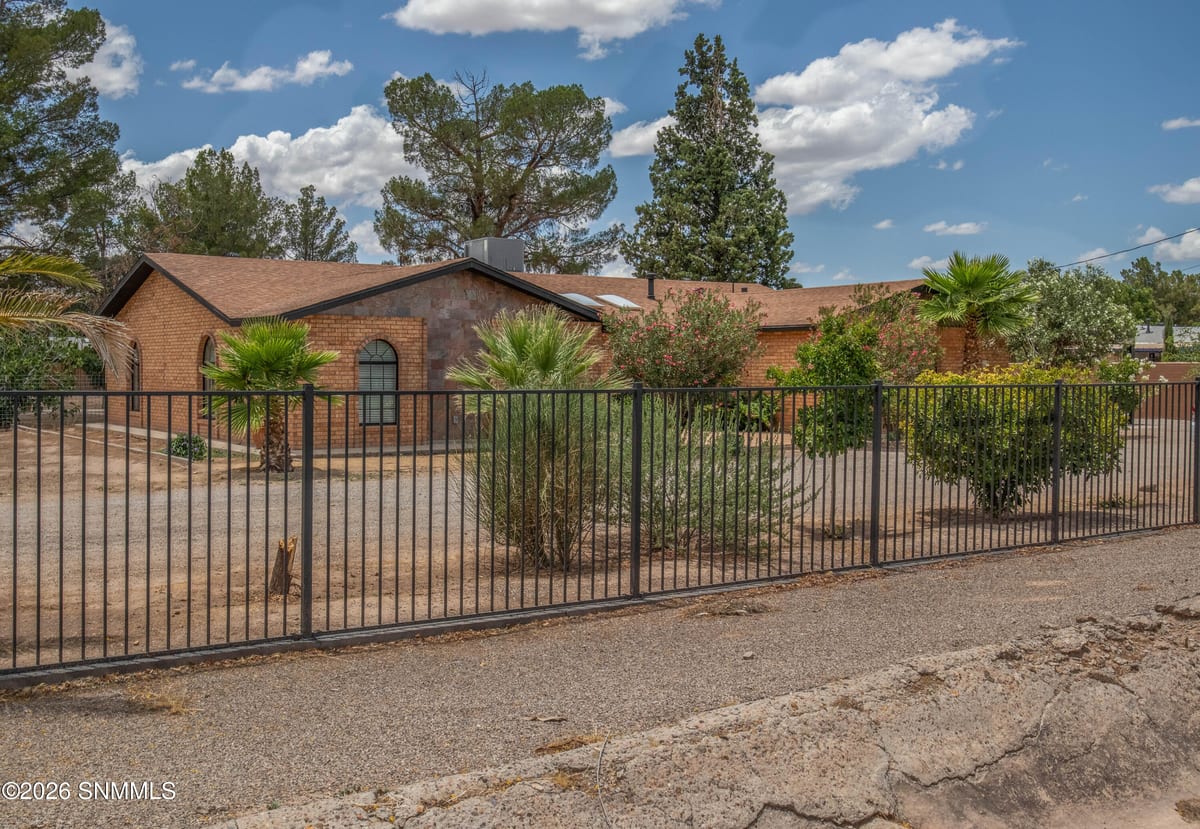 5129 N Valley Drive, Las Cruces, NM 88007 photo 1