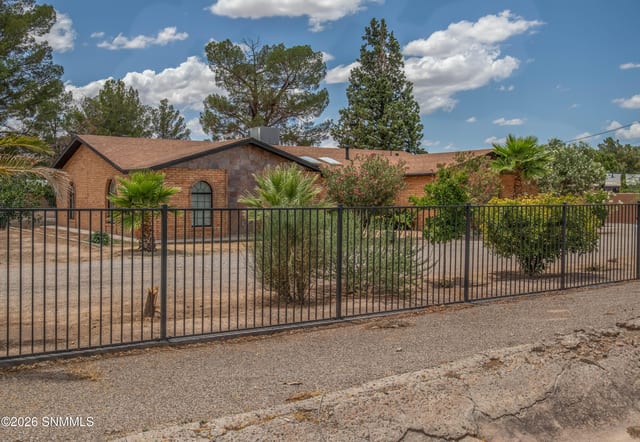5129 N Valley Drive, Las Cruces, NM – 3 bedroom, 2,569 sqft single family residence for sale at $480,000