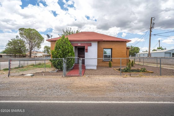 335 Armstrong, Las Cruces, NM 88007 photo 2