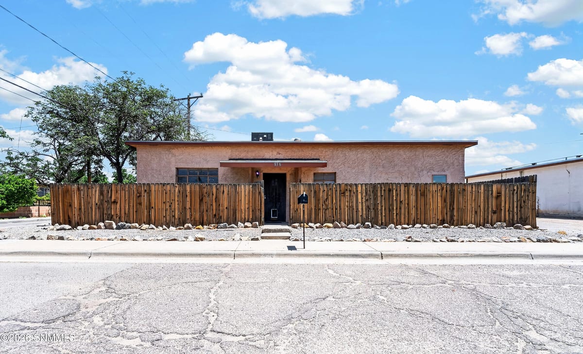 838 N Manzanita Street, Las Cruces, NM 88001 photo 1
