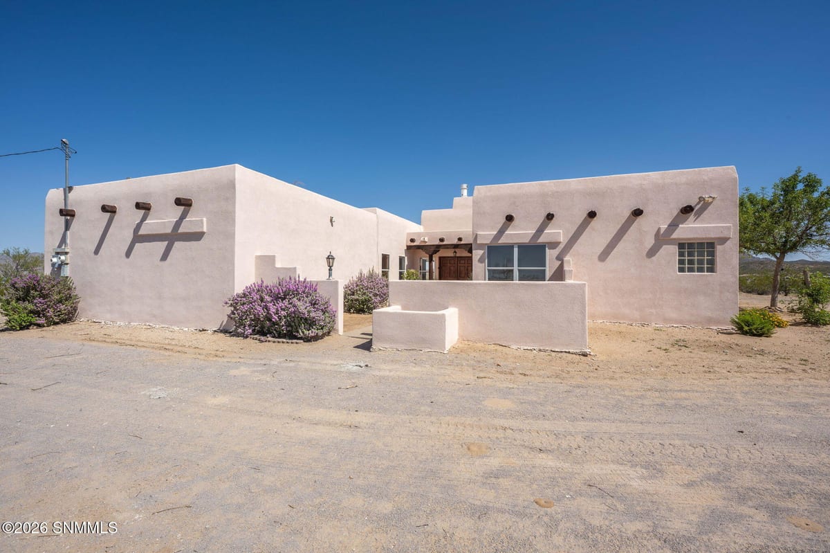 1900 Desert Ridge Rise Road, Las Cruces, NM 88012 photo 2
