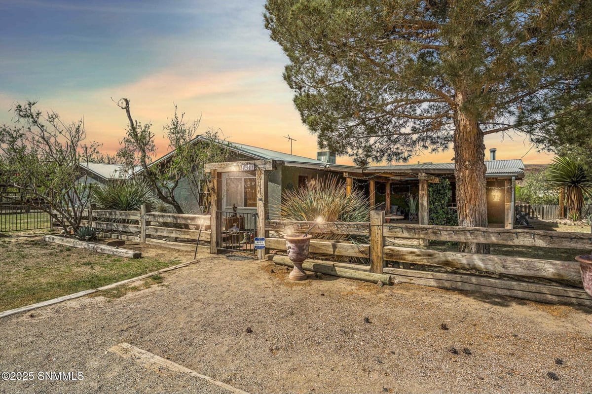 1911 Trails End Road, Las Cruces, NM 88007 photo 1