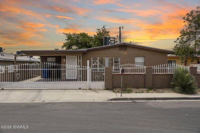 520 Lujan Street, Las Cruces, NM – 3 bedroom, 1,789 sqft single family residence for sale at $235,000