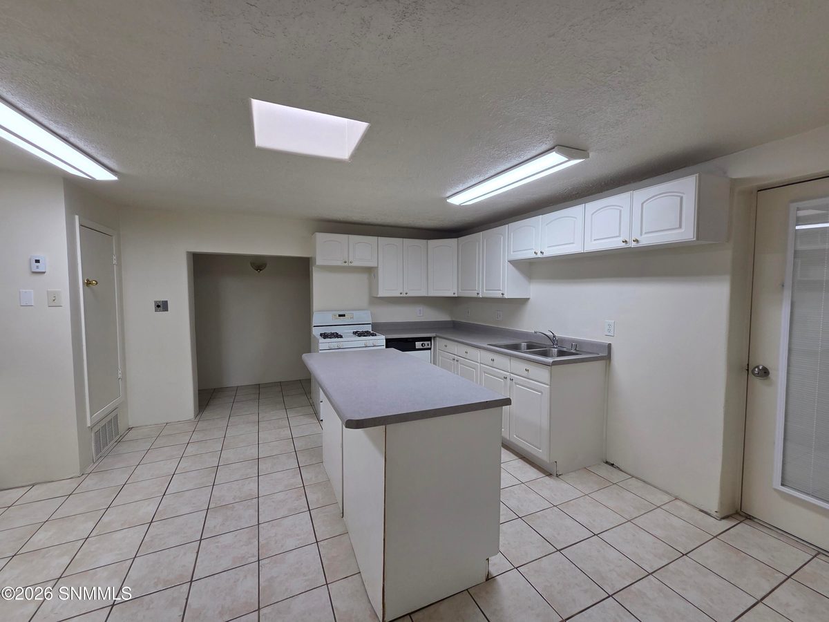 533 N Miranda Street, Las Cruces, NM 88005 photo 4