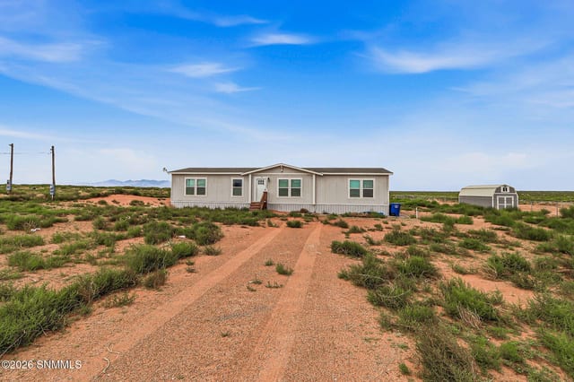 Casa prefabricada en venta por $235,000: 1385 Thar Desert Drive, Chaparral, NM – 3 recámaras, 1,696 pies²
