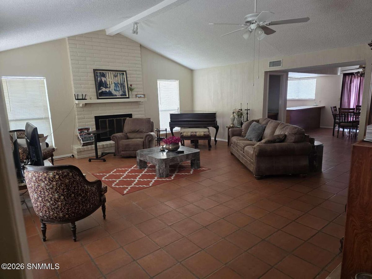 129 Jeweled Mesa Drive, Santa Teresa, NM 88008 photo 2