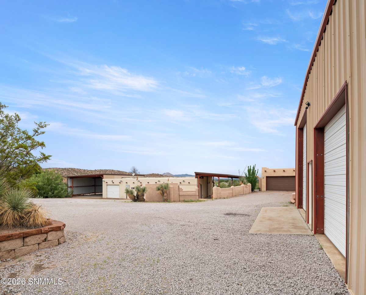 1815 Vista Sierra Court, Las Cruces, NM 88005 photo 2
