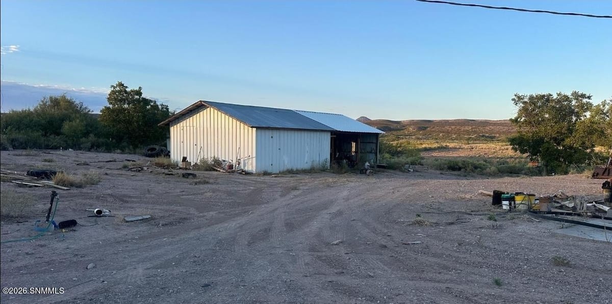 231 Las Palomas Road, Williamsburg, NM 87942 photo 2