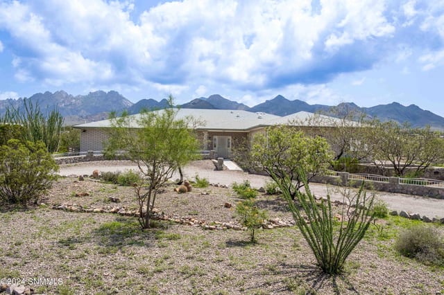 Casa unifamiliar à venda por $650,000: 5073 Rock House Road, Las Cruces, NM – 4 quartos, 4,497 pés²