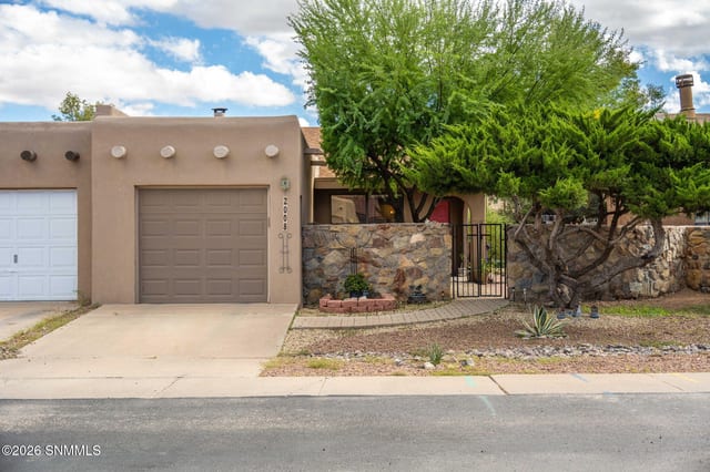 2008 Camelot Drive, Las Cruces, NM – 2 bedroom, 1,006 sqft townhouse for sale at $209,999