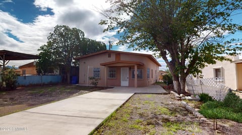 886 E Picacho Avenue, Las Cruces, NM home for sale at $107,000