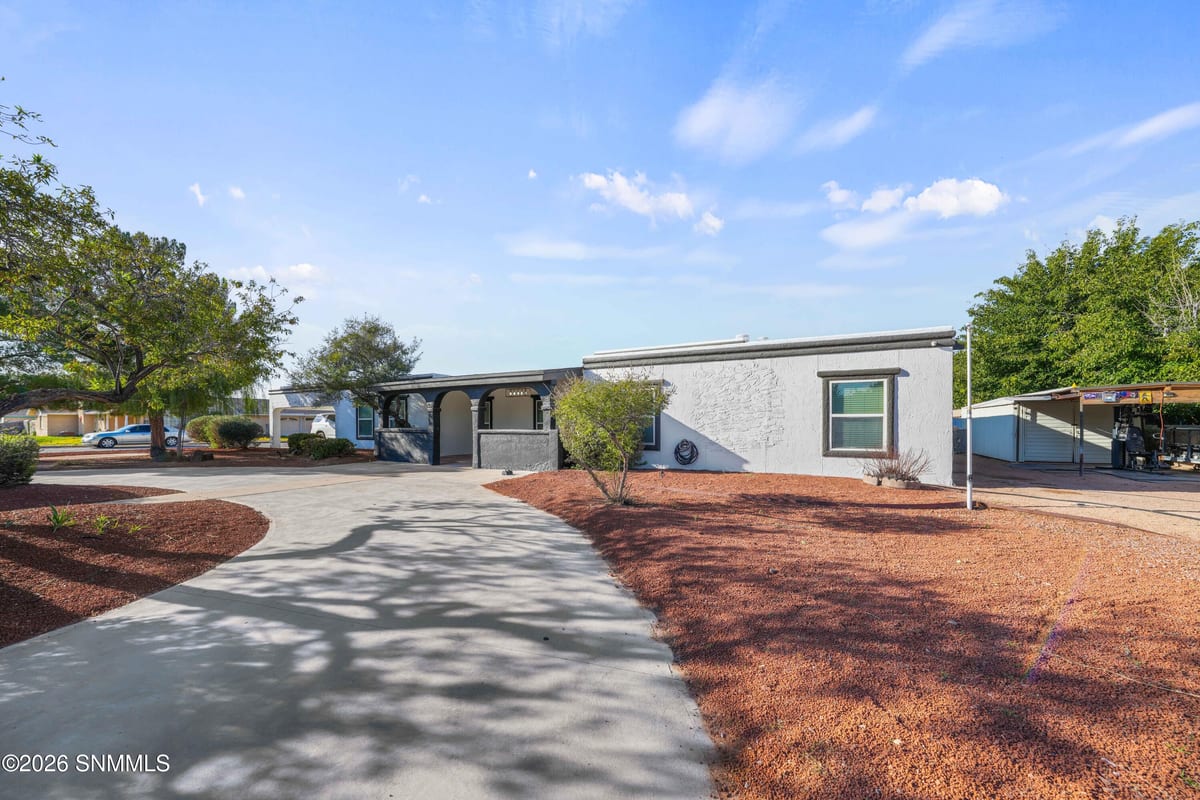 405 Feather Moon Drive, Santa Teresa, NM 88008 photo 2