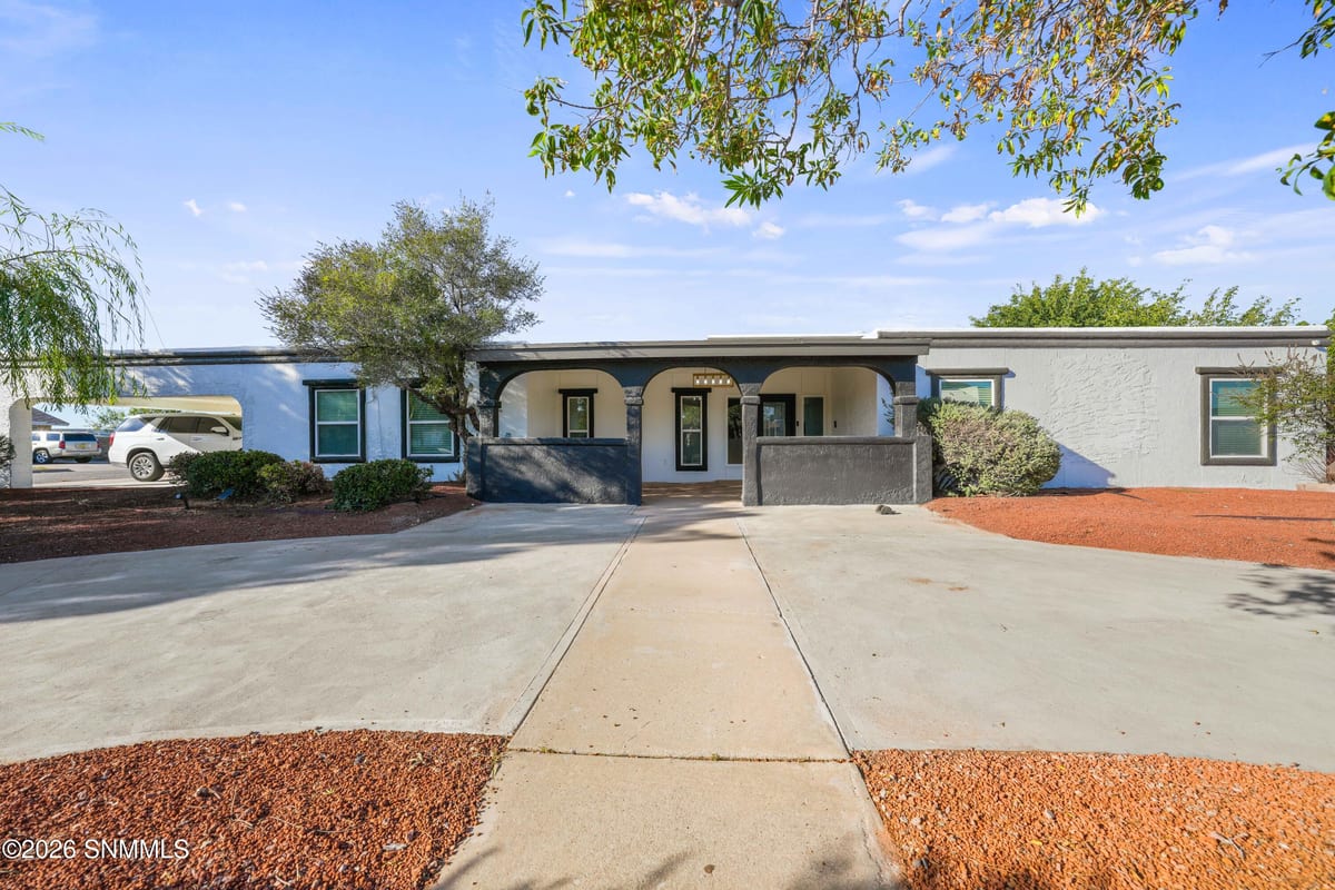 405 Feather Moon Drive, Santa Teresa, NM 88008 photo 3
