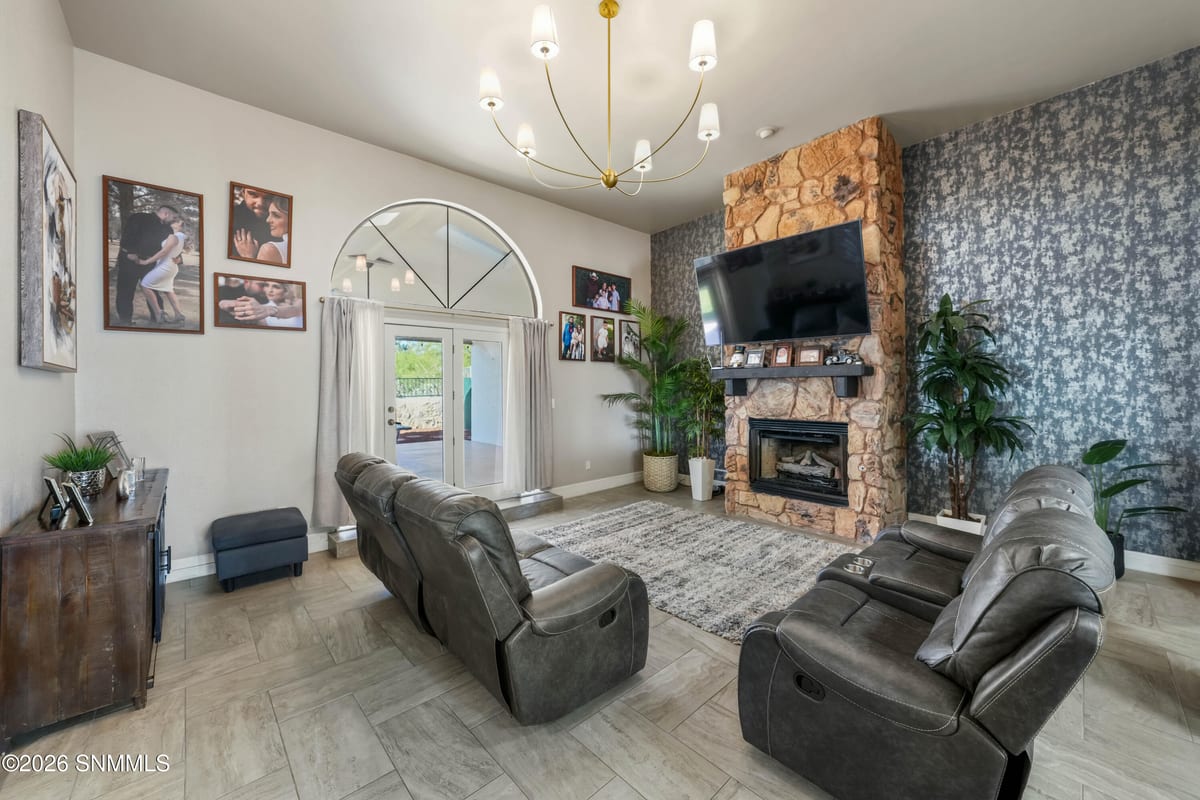 405 Feather Moon Drive, Santa Teresa, NM 88008 photo 8