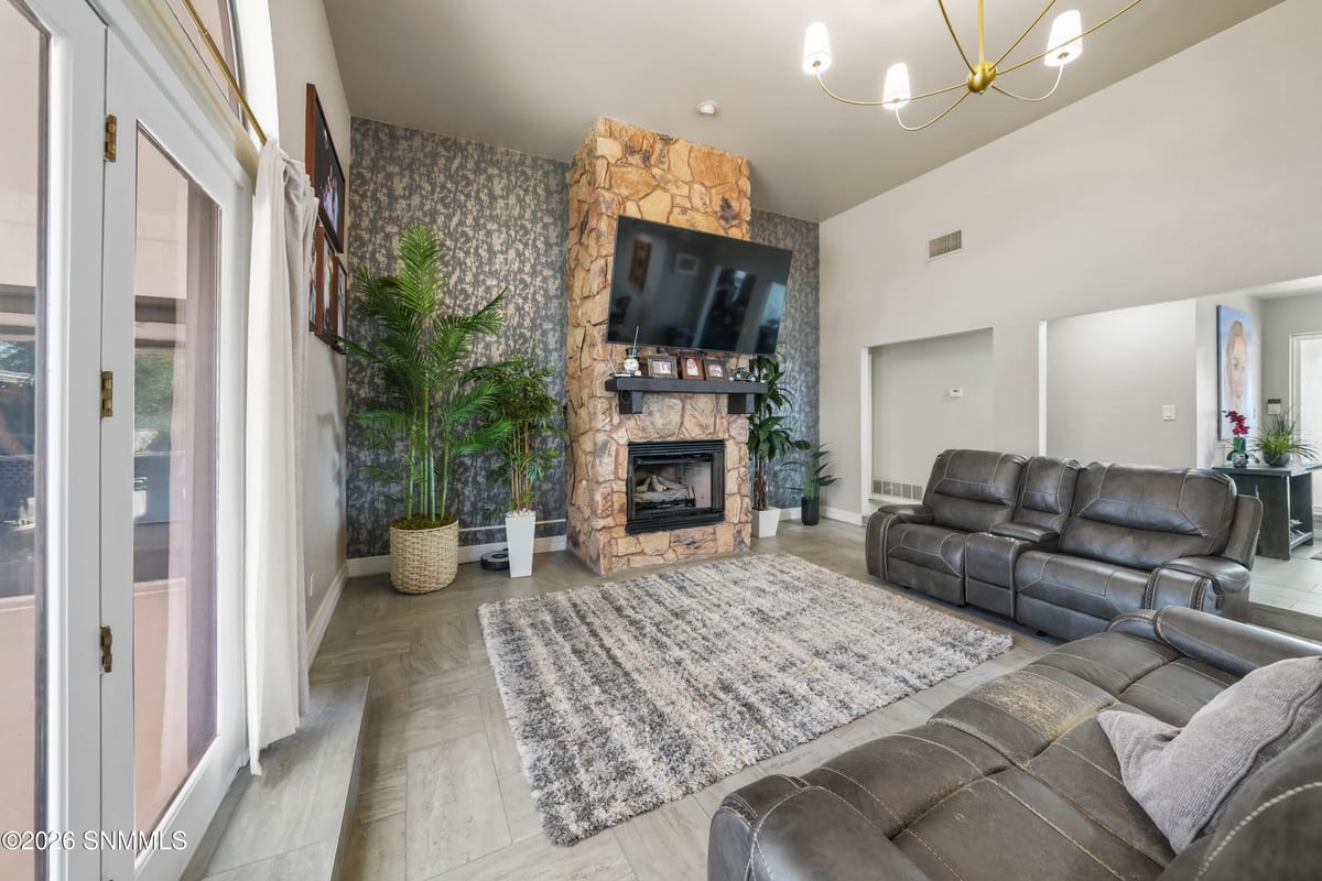 405 Feather Moon Drive, Santa Teresa, NM 88008 photo 9