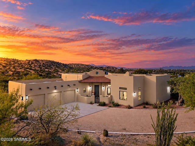 Casa unifamiliar à venda por $600,000: 1810 Vista Sierra Court, Las Cruces, NM – 4 quartos, 2,473 pés²
