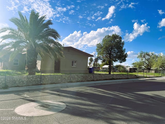 910 S Esperanza Street, Las Cruces, NM – 4 bedroom, 1,524 sqft single family residence for sale at $199,000